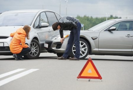 Bei erhöhter Geschwindigkeit kann der vorfahrtsberechtigte Verkehrsteilnehmer bei einem Unfall eine Mitschuld haben