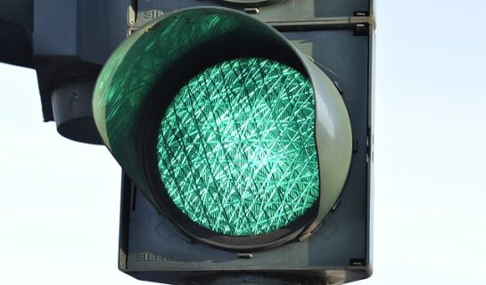 Lichtzeichenanlage – Bremsen während der Grünphase ohne zwingenden Grund