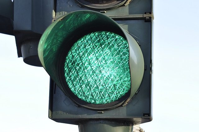 Lichtzeichenanlage - Bremsen während der Grünphase ohne zwingenden Grund