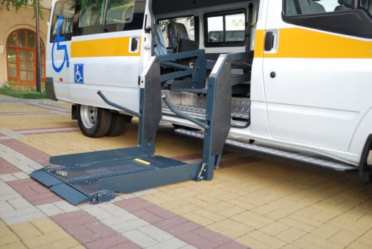 Verkehrsunfall: Mietwagenkosten bei Reparatur eines beschädigten Rollstuhltransportfahrzeuges