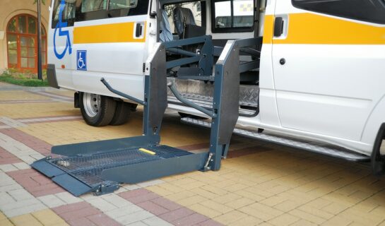 Verkehrsunfall: Mietwagenkosten bei Reparatur eines beschädigten Rollstuhltransportfahrzeuges