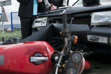 Verkehrsunfall: Motorradfahrerhaftung bei Sturz infolge Abbremsens hinter einem nach rechts abbiegenden Fahrzeug