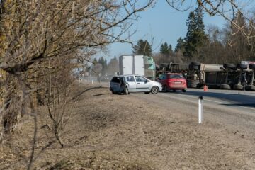 Verkehrsunfall: Lkw Kollision mit einem dahinter geparkten Pkw auf Autobahnparkplatz