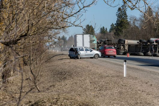 Verkehrsunfall: Lkwkollision mit einem dahinter geparkten Pkw auf Autobahnparkplatz