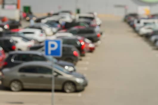 Verkehrsunfall von rückwärts ausparkenden und vorbeifahrenden Fahrzeug