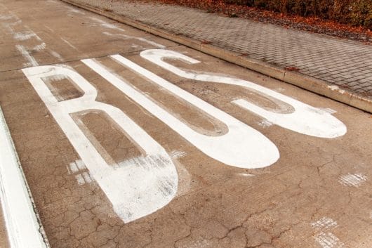 Verkehrsunfall auf Busspur mit Rechtsabbieger