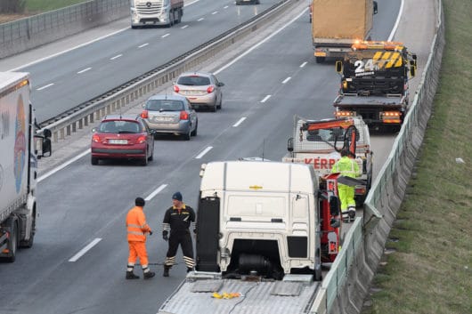 Verkehrsunfall: Haftung für hochgewirbeltes Holzstück auf der Autobahn