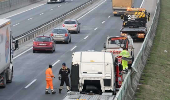 Verkehrsunfall: Haftung für hochgewirbeltes Holzstück auf der Autobahn