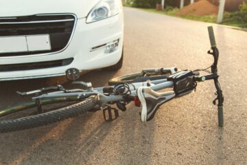 Vorfahrtsverstoß Radfahrer und Verstoß Fahrzeugführer gegen Rechtsfahrgebot
