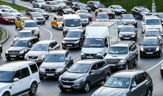 Verkehrsunfall: Kollision beim parallelen Rechtsabbiegen