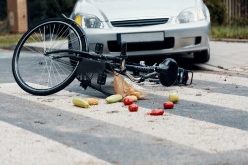 Verkehrsunfall zwischen Kfz und Radfahrer bei Abbiegevorgang und kurviger Straßenführung