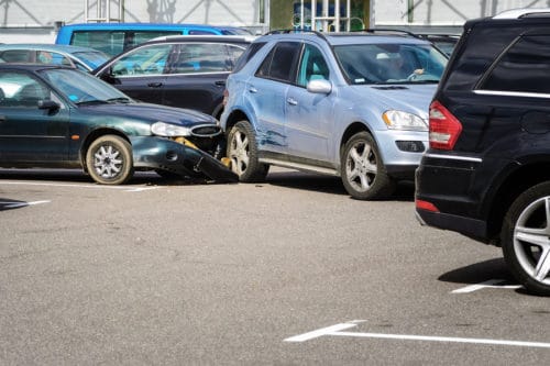 Verkehrsunfall - Kollision zwischen zwei rückwärts ausparkenden Fahrzeugen