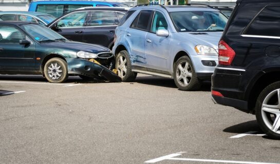 Verkehrsunfall – Kollision zwischen zwei rückwärts ausparkenden Fahrzeugen