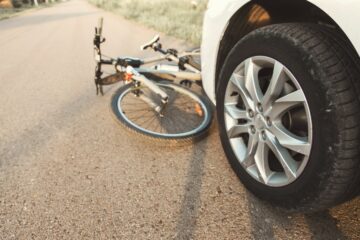Verkehrsunfall zwischen PKW mit einem Fahrrad beim Rückwärtsfahren aus einer Parkbucht