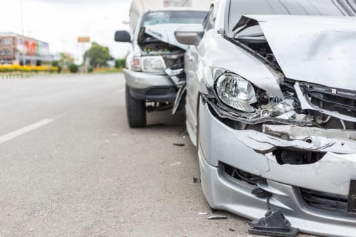 Kollision eines vom Straßenrand anfahrenden Fahrzeugs in den fließenden Verkehr