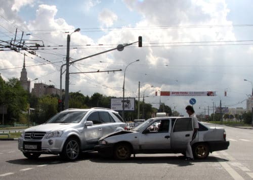 Haftungsverteilung bei Kfz-Unfall: Kollision zwischen Linksabbieger und Überholendem