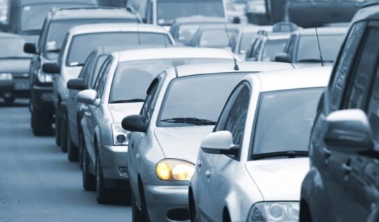 Verkehrsunfall – Überholen einer Fahrzeugschlange – Verhaltenspflichten