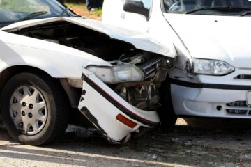 Verkehrsunfall – Kollision eines herausfahrenden Fahrzeugs mit einer Fahrzeugkolonne