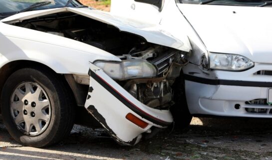Verkehrsunfall – Kollision eines herausfahrenden Fahrzeugs mit einer Fahrzeugkolonne