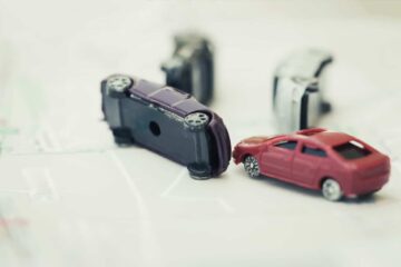 Verkehrsunfall -Kollision bei zeitgleich überholenden Fahrzeugen