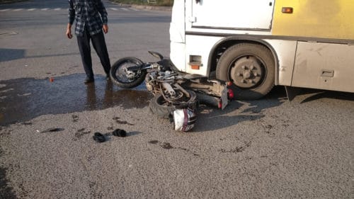 Verkehrsunfall zwischen Linienbus und entgegenkommenden Motorrad
