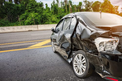 Verkehrsunfall zwischen liegengebliebenen Fahrzeug und einem nachfolgenden PKW