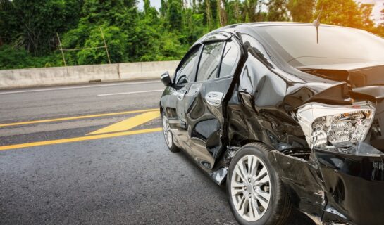 Verkehrsunfall zwischen liegengebliebenen Fahrzeug und einem nachfolgenden PKW