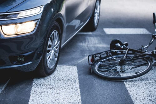 Verkehrsunfall - abbiegender Pkw mit einem auf Gehweg entgegen der Fahrtrichtung fahrenden Radfahrer
