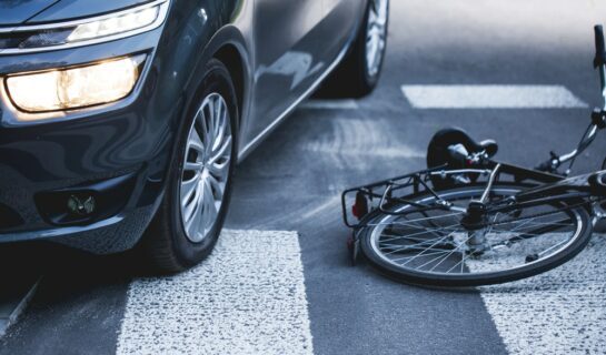 Verkehrsunfall – abbiegender Pkw mit einem auf Gehweg entgegen der Fahrtrichtung fahrenden Radfahrer