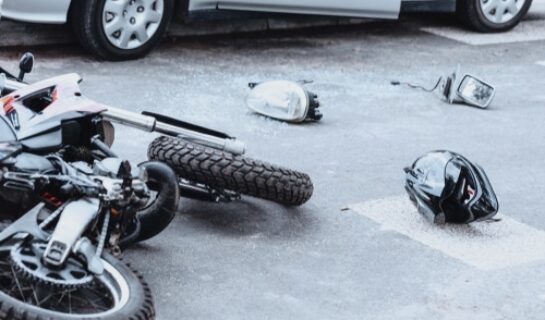 Verkehrsunfall – Kollision eines Linksabbiegers mit einem überholenden Motorrad