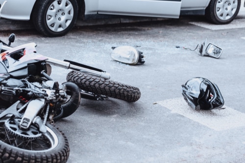 Verkehrsunfall - Kollision eines Linksabbiegers mit einem überholenden Motorrad