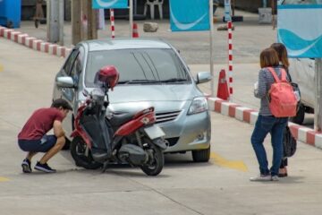 Verkehrsunfall – Kollision eines abbiegenden Fahrzeugs mit links überholenden Motorroller