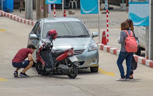 Verkehrsunfall - Kollision eines abbiegenden Fahrzeugs mit links überholenden Motorroller