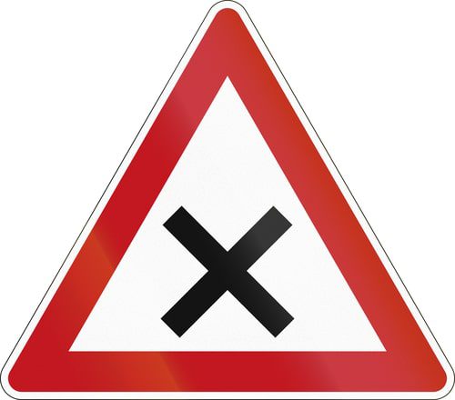 Verkehrsunfall an Straßenkreuzung mit Vorfahrtsregelung "rechts vor links"