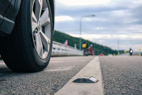 Verkehrsunfall - Kollision beim Wechsel von Standspur auf rechte Autobahnfahrspur