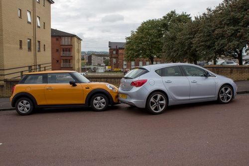 Verkehrsunfall - rückwärts aus Grundstück herausfahrenden Fahrzeugs mit Parkplatzsucher