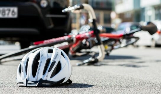 Verkehrsunfall – Kollision auf Hauptstraße fahrenden Pkws mit von links kommenden Fahrradfahrer