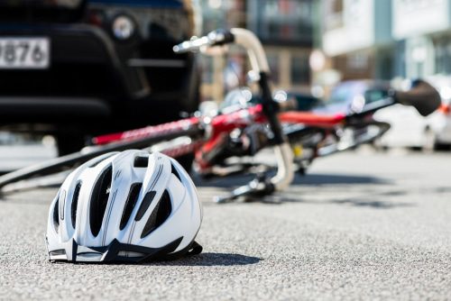 Verkehrsunfall - Kollision auf Hauptstraße fahrenden Pkws mit von links kommenden Fahrradfahrer