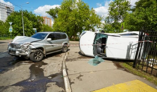 Verkehrsunfall – Sorgfaltspflichten eines Linksabbiegers in ein Grundstück