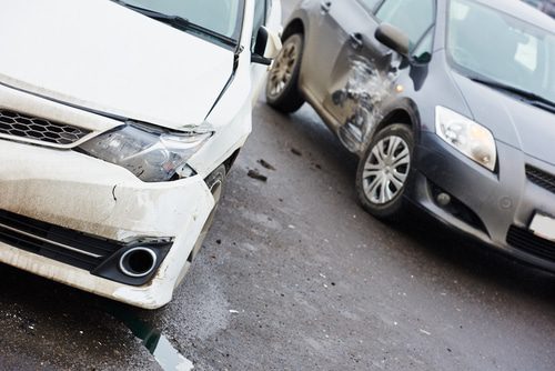 Fahrzeugkollision zwischen liegengebliebenem Fahrzeug - Haftungsverteilung