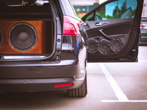 Verkehrsunfall - Kollision mit einer geöffneten Fahrzeugtür während einer Vorbeifahrt