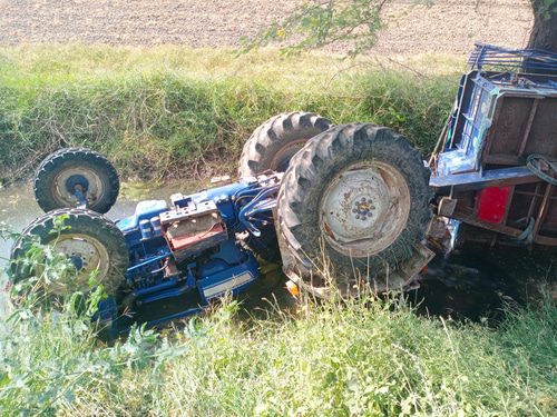 Kollision zwischen Sattelschlepper und entgegenkommenden Traktorgespann