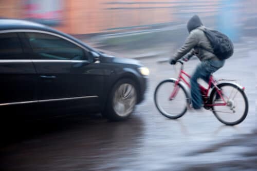 Kollision Fahrradfahrer/Pkw - Nichttragen Fahrradhelm