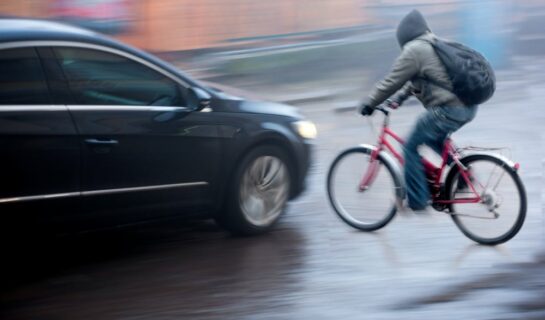 Kollision Fahrradfahrer/Pkw – Nichttragen Fahrradhelm