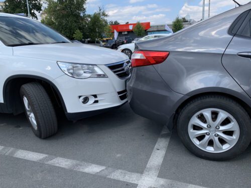 Verkehrsunfall - Kollision auf privaten Parkplatz