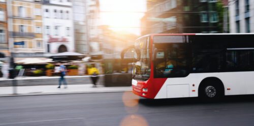 Verkehrsunfall - Mitverschulden eines Fußgängers mit bei Kollision Linienbus