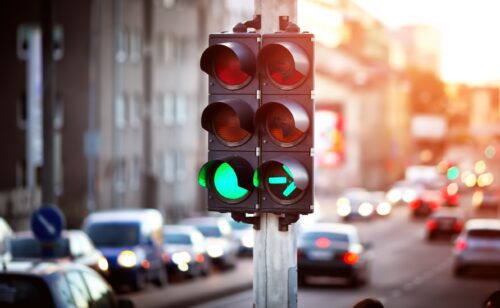 Verkehrsunfall an Ampelkreuzung mit Grünpfeil