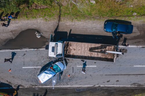 Verkehrsunfall zwischen Pkw und Lkw auf doppelter Abbiegespur mit Fahrspurwechsel