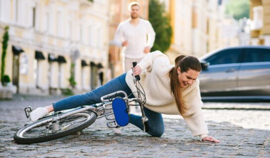 Fahrradsturz über Teererhöhung – Verletzung der Verkehrssicherungspflicht
